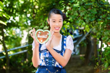Bavyera gingerbread kalbi olan Asyalı kadın