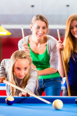 Aile ile havuz Bilardo oynayan kız