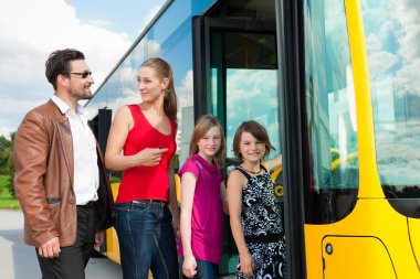 Yatılı bir otobüs yolcu