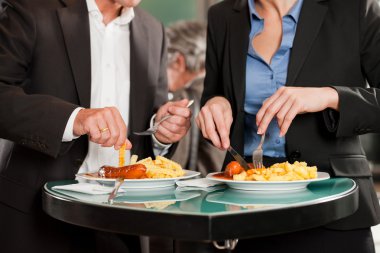 İş adamları birlikte lezzetli yemek yeme