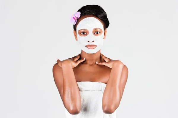 Mulher africana bonita no estúdio com máscara facial — Fotografia de Stock