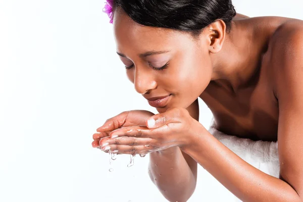 Mulher africana bonita no estúdio com água doce — Fotografia de Stock