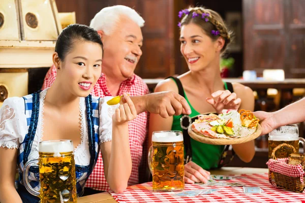 Freunde trinken Bier in bayerischer Kneipe — Stockfoto