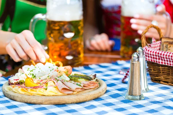 Birreria all'aperto - amici con birra e snack in bavaria — Foto Stock