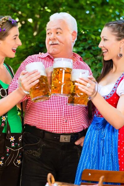 In Beer garden - friends drinking beer in bavaria — Stock Photo, Image