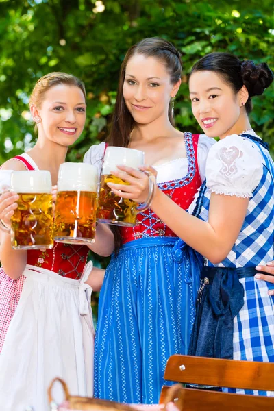 Biertuin - vrienden in traditionele kleding in Beieren — Stockfoto