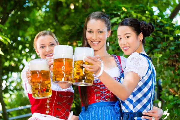 Beer garden - amici in abiti tradizionali in bavaria — Foto Stock