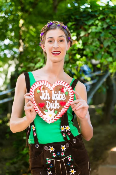 Woman with gingerbread hart in Bavaria beergarden — Stock Photo, Image