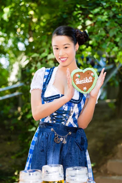 亚裔女子和巴伐利亚姜饼的心 — 图库照片