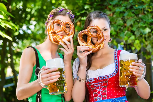 У пивному саду друзі п'ють пиво в Баварії — стокове фото