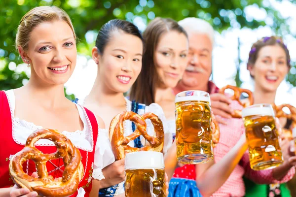 Biertuin - vrienden drinken in Beieren Pub — Stockfoto