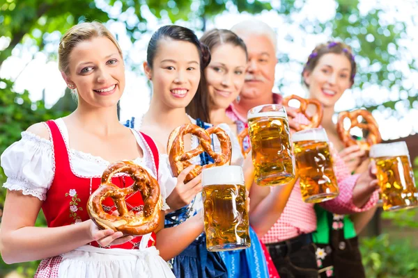 Пивной сад - друзья, пьющие в баварском пабе — стоковое фото