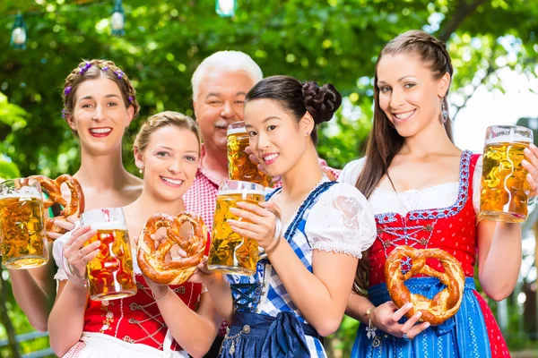 Ölträdgården - vänner dricka i Bayern Pub — Stockfoto