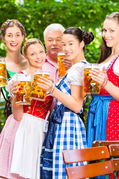 Cerveza jardín - amigos bebiendo en Bavaria Pub —  Fotos de Stock