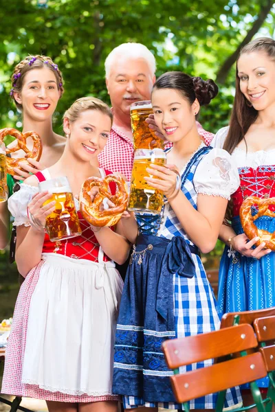 Ölträdgården - vänner dricka i Bayern Pub — Stockfoto