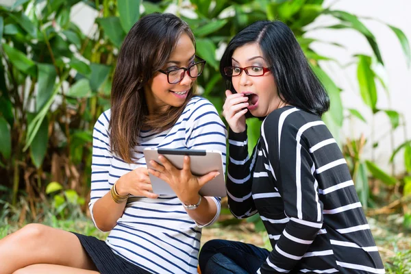 İki Asyalı kız arkadaşım tablet bilgisayar ile — Stok fotoğraf