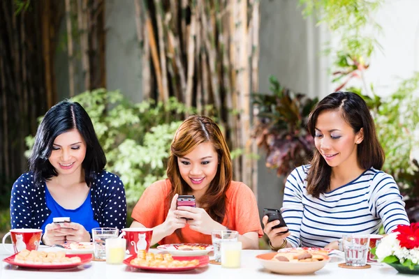 Asiatische Mädchen mit ihren Mobiltelefonen — Stockfoto