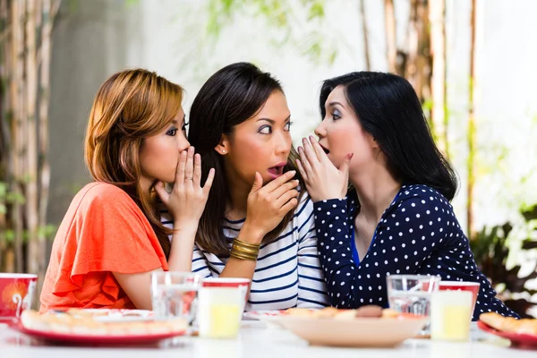 Mulheres asiáticas fofocando sobre as coisas — Fotografia de Stock