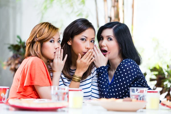 Asiatische Frauen tratschen über Dinge — Stockfoto