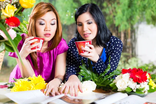 Två asiatiska flickvänner med modemagasinet — Stockfoto