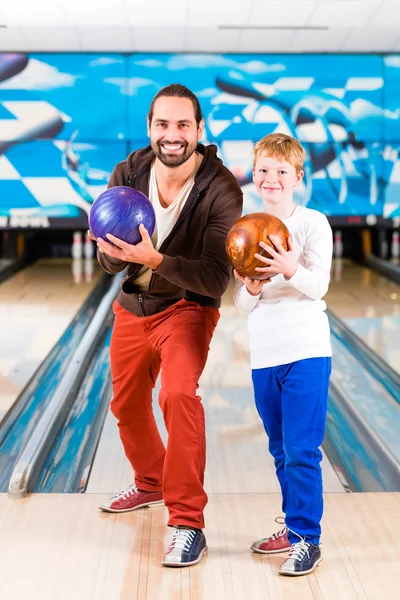 Vader en zoon spelen in bowling centrum — Stockfoto