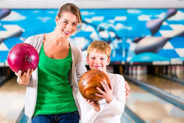 Mor och son spelar tillsammans på bowling center — Stockfoto