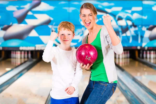 Matka i syn razem grać w bowling center — Zdjęcie stockowe