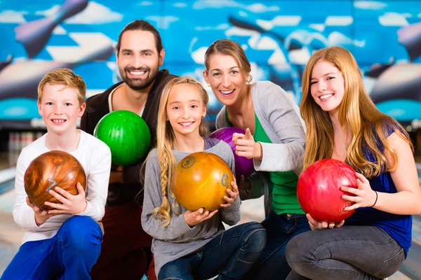 Familie im Bowling Center — Stockfoto