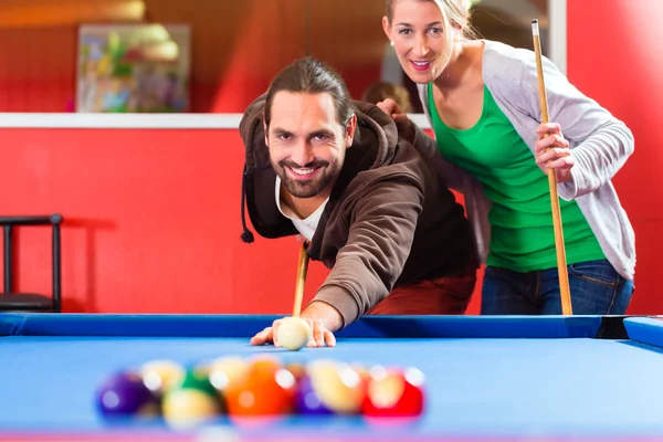 Couple playing pool billiard game — Stock Photo, Image