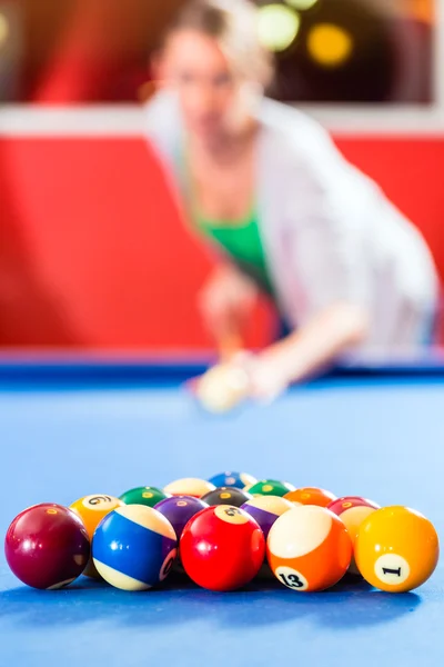 Gente jugando billar piscina juego — Foto de Stock