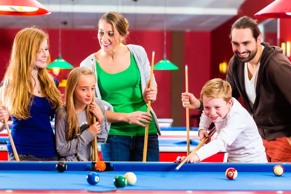 Familie spielt Pool-Billard Spiel — Stockfoto