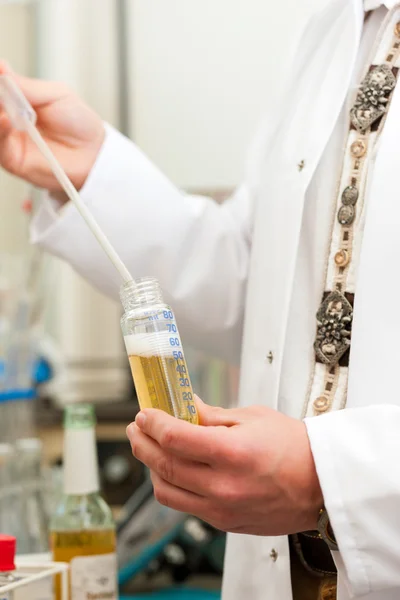 Cerveza Brewer en laboratorio de alimentos examinando — Foto de Stock