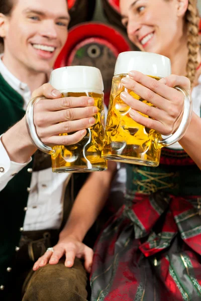 Casal beber cerveja na cervejaria — Fotografia de Stock