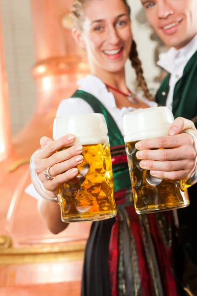 Uomo e donna con bicchiere di birra in birreria — Foto Stock