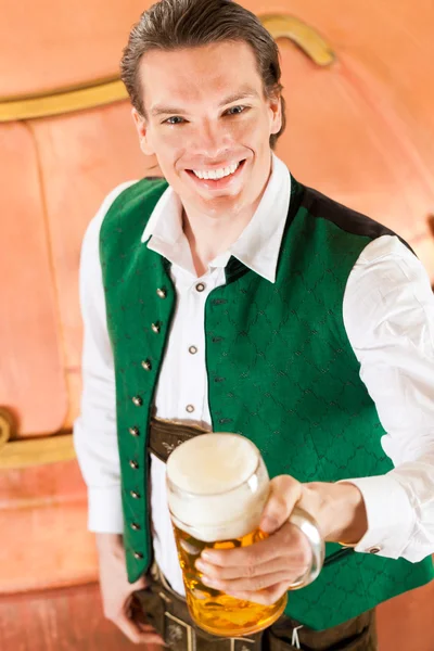 Hombre con vaso de cerveza en cervecería — Foto de Stock