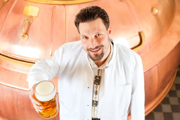 Brauer mit Bierglas in Brauerei — Stockfoto