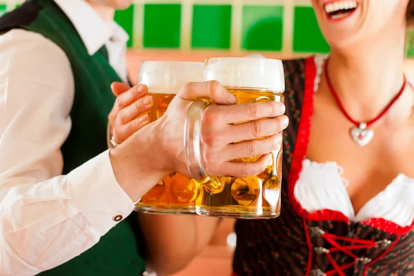 Uomo e donna con bicchiere di birra in birreria — Foto Stock