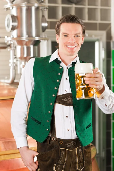 Homem com copo de cerveja na cervejaria — Fotografia de Stock