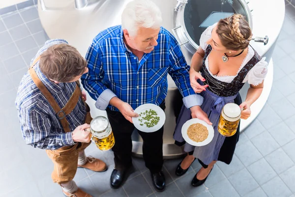 Cervejaria e casal em cervejaria visita guiada — Fotografia de Stock