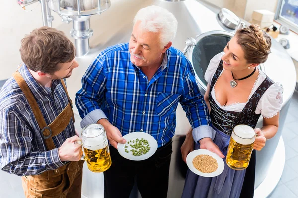 Cervejaria e casal em cervejaria visita guiada — Fotografia de Stock