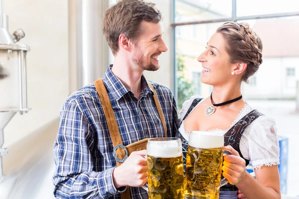 ビールとビールで乾杯の女性 — ストック写真