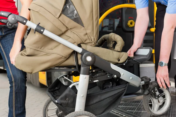 Mulher com carrinho entrando em um ônibus — Fotografia de Stock