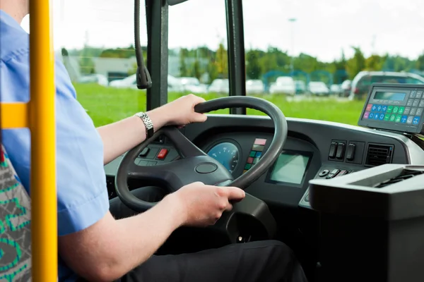 Водитель сидит в своем автобусе — стоковое фото