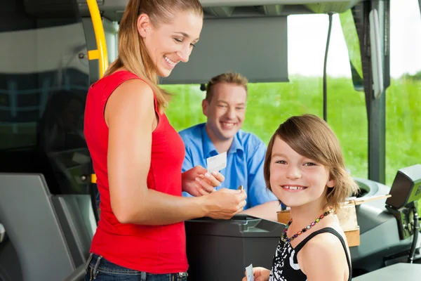 Moeder en kind aan boord van een bus — Stockfoto