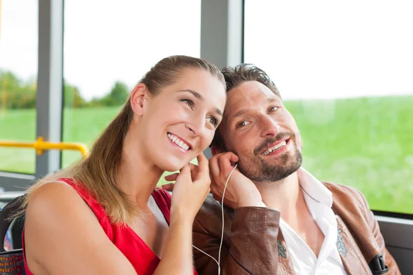Passagerare i en buss som lyssnar på musik — Stockfoto