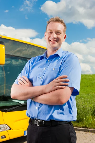 Conductor delante de su autobús — Foto de Stock