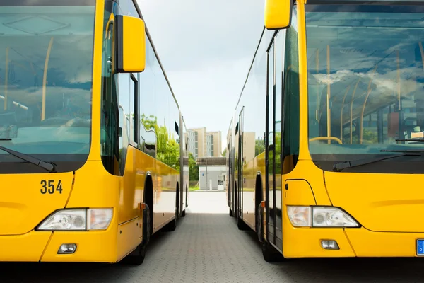 Estacionamiento de autobuses en fila en la estación de autobuses o terminal —  Fotos de Stock