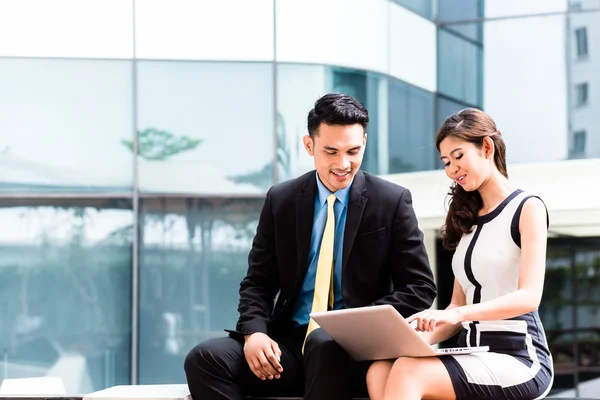 Asiatico businesspeople working fuori su laptop — Foto Stock