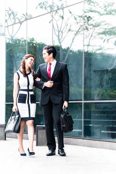 Asiático casal de negócios vai trabalhar — Fotografia de Stock