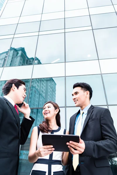 Asian businesspeople working outside — Stock Photo, Image